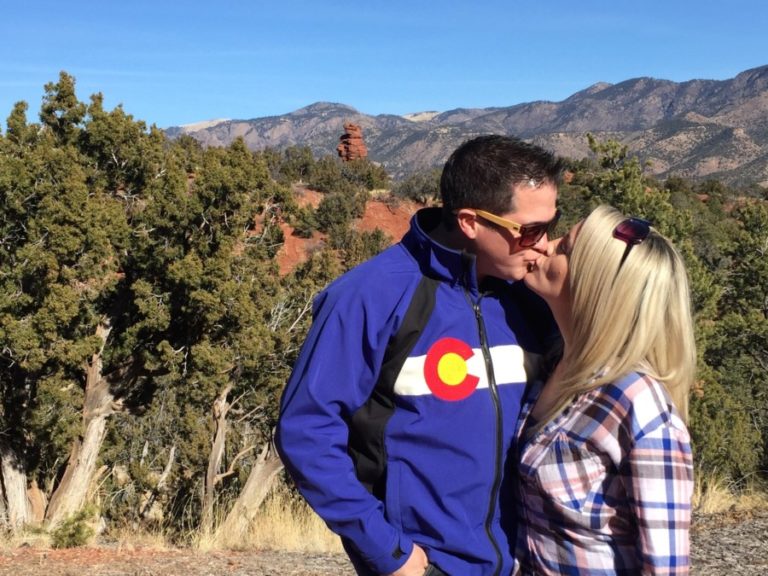 Chelsy-Aaron-kissing-Red-Canyon-768×576